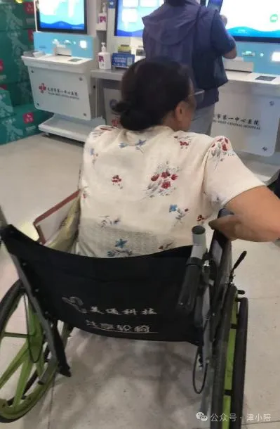 陪诊师协助腿脚不便老人办理医院自助流程